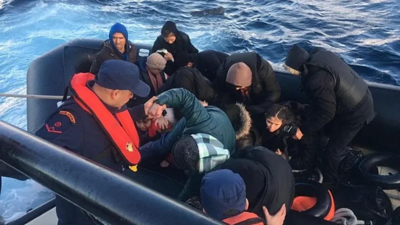 İzmir açıklarında 76 düzensiz göçmen yakalandı